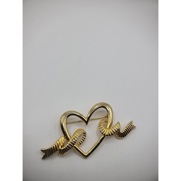 Vintage Brooch Pin Heart Ribbon Ribbed Gold Tone Jewelry Costume - Picture 10 of 11